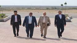 ورود دکتر مهدی چمران به بندرعباس با استقبال رسمی مسئولان شهری