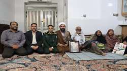 دیدار رئیس آرامستان بندرعباس با خانواده معظم سردار شهید محمد منظری