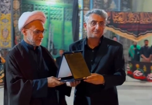 اهدای لوح افتخار خادمیاری هیئت شباب الهاشمی