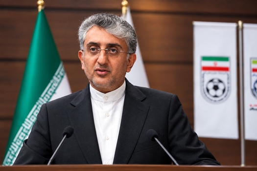 تجلیل از بانوان قهرمان فوتبال ساحلی شهرداری بندرعباس در آیین قرعه‌کشی لیگ‌های برتر هرمزگان